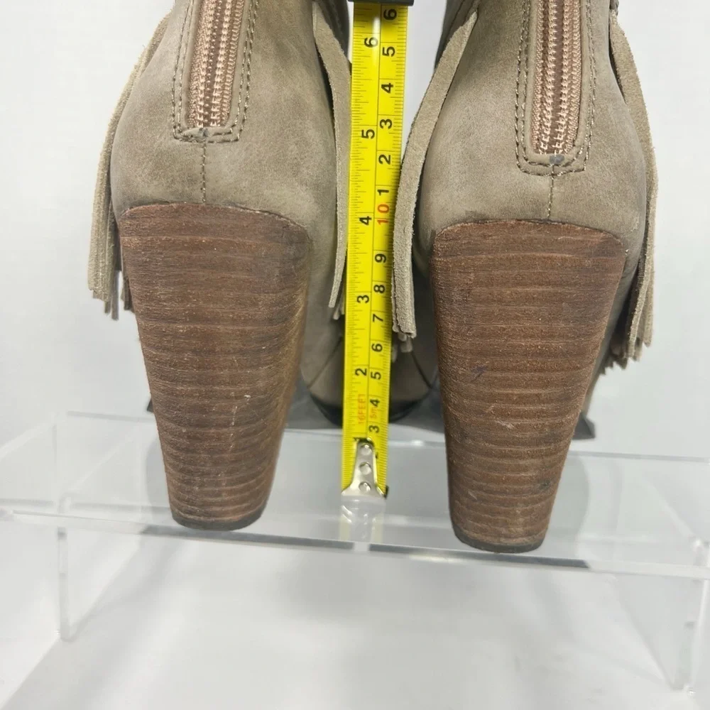 Very Volatile Neutral Tan Fringed Ankle Boots Back Zip Womens size 8